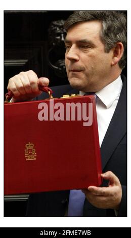 Gordon Brown sort sur 11 Downing St pour aller Et remettre son budget 2004 au Parlement.pic David Sandison 17/3/2004 Banque D'Images