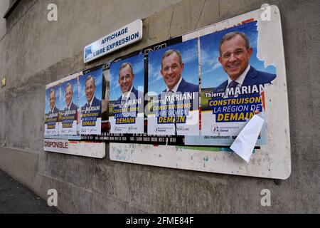 Des affiches de Thierry Mariani sont exposées.Thierry Mariani est le candidat du parti d'extrême droite "rassemblement national" (RN) aux élections régionales en Provence-Alpes-Côte d'Azur. Banque D'Images