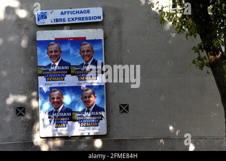 Des affiches de Thierry Mariani sont exposées.Thierry Mariani est le candidat du parti d'extrême droite "rassemblement national" (RN) aux élections régionales en Provence-Alpes-Côte d'Azur. Banque D'Images