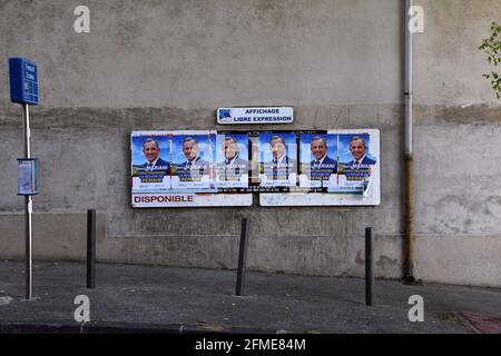 Des affiches de Thierry Mariani sont exposées.Thierry Mariani est le candidat du parti d'extrême droite "rassemblement national" (RN) aux élections régionales en Provence-Alpes-Côte d'Azur. Banque D'Images