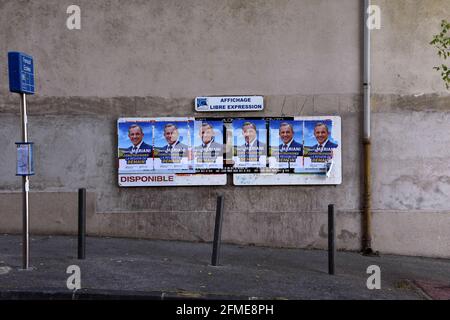 Marseille, France. 8 mai 2021. Des affiches de Thierry Mariani sont exposées.Thierry Mariani est le candidat du parti d'extrême droite 'rassemblement National' (RN) aux élections régionales en Provence-Alpes-Côte d'Azur. Crédit : Gerard Bottino/SOPA Images/ZUMA Wire/Alamy Live News Banque D'Images