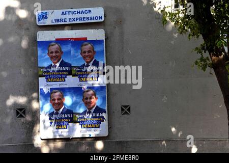 Marseille, France. 8 mai 2021. Des affiches de Thierry Mariani sont exposées.Thierry Mariani est le candidat du parti d'extrême droite 'rassemblement National' (RN) aux élections régionales en Provence-Alpes-Côte d'Azur. Crédit : Gerard Bottino/SOPA Images/ZUMA Wire/Alamy Live News Banque D'Images