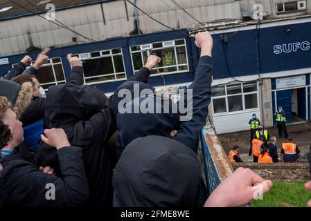 Les supporters qui jetent Ron Martin à l'extérieur du stade Roots Hall de Southend Utd lorsqu'ils ont joué leur dernier match de la saison, leur dernier avant la relégation Banque D'Images