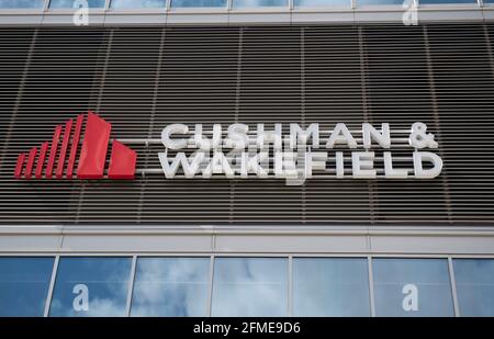 Varsovie, Varsovie, Pologne. 8 mai 2021. Le panneau Cushman & Wakefield est visible le 8 mai 2021 à Varsovie, Pologne. Crédit: Aleksander Kalka/ZUMA Wire/Alay Live News Banque D'Images