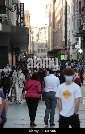 Madrid, Espagne, 08.05.2022.- Puerta del sol.l'état d'alarme est retiré à la première minute de 09.05.2021 en Espagne, Et avec des mesures qui ont été appliquées pendant six mois, chaque Communauté autonome adapte ses mesures à sa situation, à Madrid le couvre-feu de 00 h 00 à 6 h 00 Madrid retrouvera une certaine normalité, bien qu'il continuera de maintenir des mesures restrictives pour prévenir la propagation des infections, étant donné que la pandémie se poursuit, l'utilisation de masques est toujours obligatoire, tant à l'intérieur des espaces publics. A partir du dimanche, l'hôtel et le restaurant pourront fermer à Banque D'Images