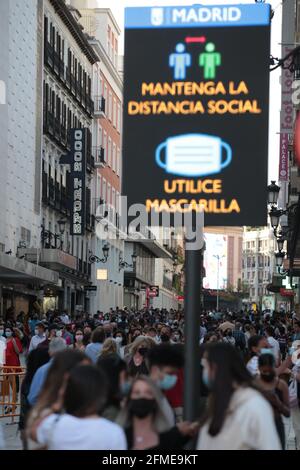 Madrid, Espagne, 08.05.2022.- Puerta del sol.l'état d'alarme est retiré à la première minute de 09.05.2021 en Espagne, Et avec des mesures qui ont été appliquées pendant six mois, chaque Communauté autonome adapte ses mesures à sa situation, à Madrid le couvre-feu de 00 h 00 à 6 h 00 Madrid retrouvera une certaine normalité, bien qu'il continuera de maintenir des mesures restrictives pour prévenir la propagation des infections, étant donné que la pandémie se poursuit, l'utilisation de masques est toujours obligatoire, tant à l'intérieur des espaces publics. A partir du dimanche, l'hôtel et le restaurant pourront fermer à Banque D'Images