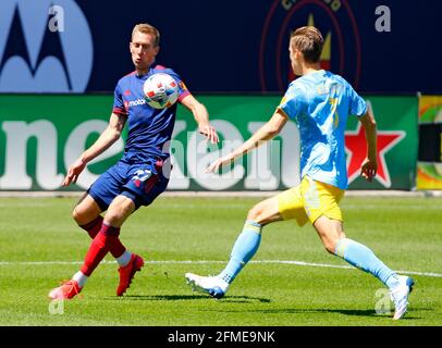 Chicago, États-Unis, 08 mai 2021. Major League Soccer (MLS) Chicago Fire FC avance Robert Beric (27) va pour le ballon contre le défenseur de l'Union de Philadelphie Jack Elliott (3) face à la Chicago Fire FC à Soldier Field à Chicago, il, États-Unis. Union a gagné 2-0. Credit: Tony Gadomski / toutes les images de sport / Alamy Live News Banque D'Images