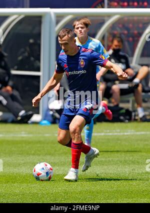 Chicago, États-Unis, 08 mai 2021. Major League Soccer (MLS) le défenseur du FC de feu de Chicago Boris Sekulic (2) se charge de la balle contre l'Union de Philadelphie au Soldier Field à Chicago, il, États-Unis. Union a gagné 2-0. Credit: Tony Gadomski / toutes les images de sport / Alamy Live News Banque D'Images