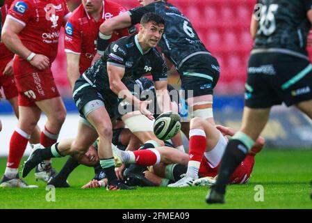 Llanelli, Royaume-Uni. 8 mai 2021. Ospreys scrum Half Matthew Aubrey passe le ballon pendant le match de rugby Scarlets v Ospreys PRO14 Rainbow Cup. Crédit : Gruffydd Thomas/Alay Live News Banque D'Images