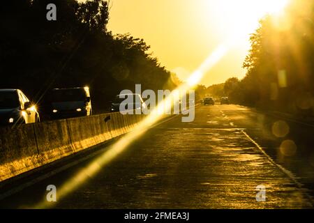 Circulation de voitures aux heures de pointe. Embouteillage, voitures sur la route au coucher du soleil à Bucarest, Roumanie, 2021 Banque D'Images