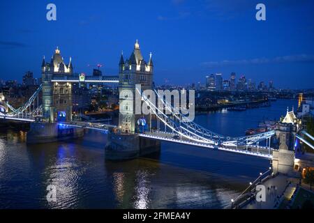 Londres, Royaume-Uni. 8 mai 2021. Les bâtiments historiques de Londres se sont illuminés lors d'une nuit claire vue depuis le sommet de l'hôtel de ville, le Londons Living Room, alors que le compte des élections municipales de 2021 a lieu. Crédit : Malcolm Park/Alay Live News. Banque D'Images