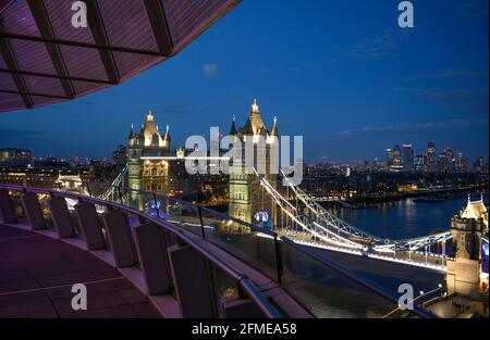 Londres, Royaume-Uni. 8 mai 2021. Les bâtiments historiques de Londres se sont illuminés lors d'une nuit claire vue depuis le sommet de l'hôtel de ville, le Londons Living Room, alors que le compte des élections municipales de 2021 a lieu. Crédit : Malcolm Park/Alay Live News. Banque D'Images