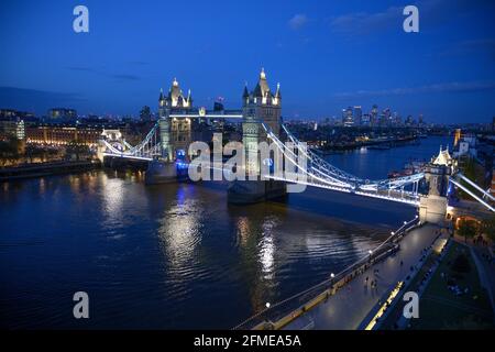 Londres, Royaume-Uni. 8 mai 2021. Les bâtiments historiques de Londres se sont illuminés lors d'une nuit claire vue depuis le sommet de l'hôtel de ville, le Londons Living Room, alors que le compte des élections municipales de 2021 a lieu. Crédit : Malcolm Park/Alay Live News. Banque D'Images