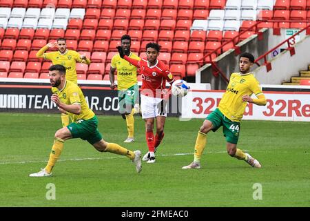 Barnsley, Royaume-Uni. 08 mai 2021. Romal Palmer #21 de Barnsley tire l'Angola à Barnsley, Royaume-Uni le 5/8/2021. (Photo de Mark Cosgrove/News Images/Sipa USA) crédit: SIPA USA/Alay Live News Banque D'Images