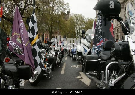 Des motards de tout le pays se réunissent sur la place du Parlement, dans le centre de Londres, pour la troisième manifestation Rolling Thunder, en faveur des anciens combattants qui doivent faire face à des accusations pendant leur séjour en Irlande du Nord. Banque D'Images