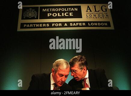 Sir Paul Condon Mars 1999 Commissaire de police Métropolitaine et Jack Straw at Partners pour une conférence de Londres plus sûre Banque D'Images