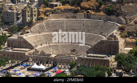 Vue de dessus Amphithéâtre romain et Théâtre Odeon à Amman, Jordanie, datant du 2 ème siècle, construit sur une colline en l'honneur de l'empereur Antonius Pie Banque D'Images