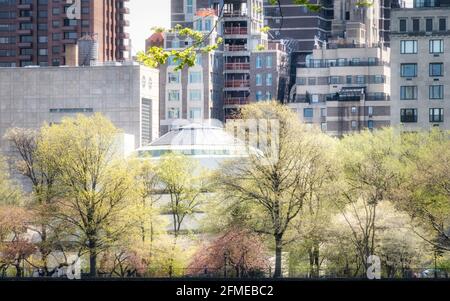 Extérieur du toit du musée Guggenheim au printemps, vu de Central Park, New York