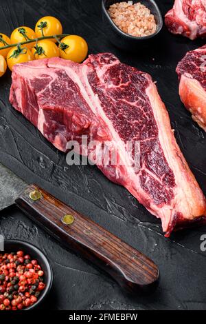 Steak de bœuf italien florentin à base de T, sur fond de pierre noire Banque D'Images