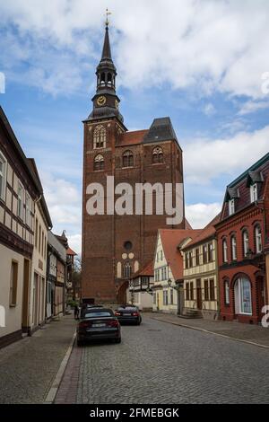 TANGERMUENDE, ALLEMAGNE - 24 AVRIL 2021 : Eglise Saint-Étienne dans une ville historique de Tangermuende. Etat de Saxe-Anhalt. Banque D'Images