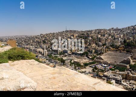 Vue de dessus d'Amman, Jordanie depuis la colline de la Citadelle, avec le quartier résidentiel de basse hauteur de Jabal Al-Joufah et le théâtre romain Banque D'Images