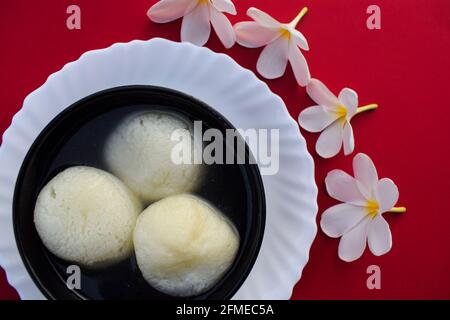 Plat traditionnel indien sucré grand format Rasgulla ou rosogula , bonbons bengali à dessert sirupeuse. Banque D'Images