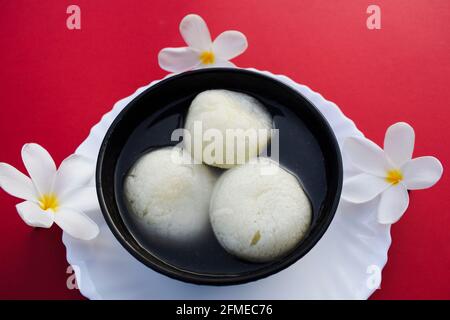 Plat traditionnel indien sucré grand format Rasgulla ou rosogula , bonbons bengali à dessert sirupeuse. Banque D'Images