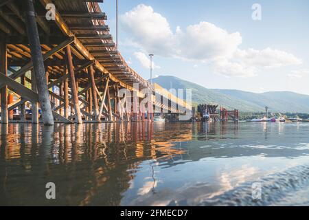 Le terminal du traversier Balfour, au croisement du lac Kootenay, à Crawford Bay (Colombie-Britannique) Canada, en soirée d'été. Banque D'Images