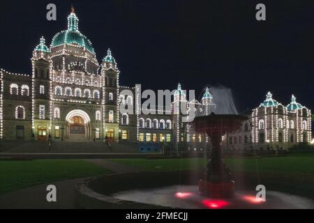 Victoria, Canada - juin 12 2014 : Assemblée législative Édifice du Parlement de la Colombie-Britannique illuminé la nuit dans la capitale provinciale Victoria, Banque D'Images