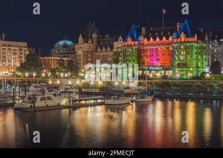 Victoria, C.-B. Canada - juin 12 2014 : l'hôtel et le port intérieur chiconique Fairmont Empress illuminés la nuit à Victoria, au British Colum Banque D'Images