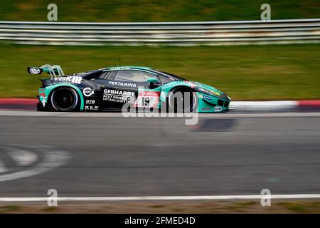 08 mai 2021, Rhénanie-Palatinat, Nürburg: La Lamborghini Huracan GT3 Evo de Team Konrad Motorsport avec Axcil Jefferies, Michele Di Martino et Tim Zimmermann passent la Nordschleife du Nürburgring. L'équipe a terminé deuxième dans la première séance de qualification pour la course de 24h. Photo: Thomas Frey/dpa Banque D'Images