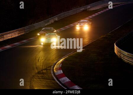 08 mai 2021, Rhénanie-Palatinat, Nürburg : les participants de la première course de qualification pour la course de 24 heures passent la section 'petit carrousel' du Nürburgring-Nordschleife au crépuscule. Photo: Thomas Frey/dpa Banque D'Images