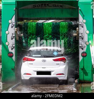 Voiture entrant dans le lavage automatique de voiture Banque D'Images