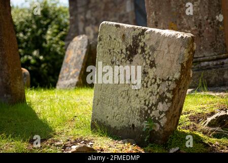 Religion Irlande la pierre tombale du XVIIe siècle est située dans le cimetière de la Collégiale St. Mary's, Youghal, comté de Cork, Irlande Banque D'Images