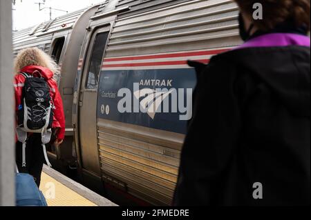 New Haven, États-Unis. 08 mai 2021. Une vue générale d'un logo Amtrak sur un train à Union Station à New Haven, CT, le samedi 8 mai 2021, au milieu de la pandémie du coronavirus. Le président Joe Biden, dont le surnom de « Amtrak Joe » remonte à plusieurs décennies à son époque en tant que sénateur, a appelé à une augmentation des dépenses d'infrastructure ferroviaire, y compris davantage d'argent pour Amtrak au niveau national. (Graeme Sloan/Sipa USA) Credit: SIPA USA/Alay Live News Banque D'Images