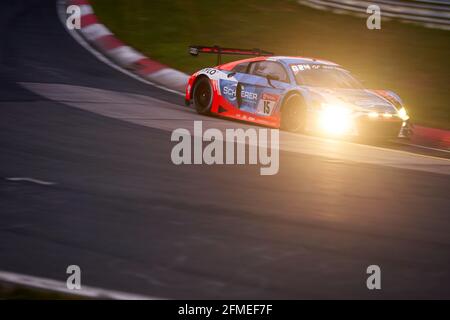 08 Mai 2021, Rhénanie-Palatinat, Nürburg: Dans la course ADAC de qualification 24h l'Audi R8 LMS de l'équipe Audi Sport Team Phoenix avec Mike Rockenfeller, Markus Winkelhock et Dennis Marschall passe la Nordschleife du Nürburgring. Photo: Thomas Frey/dpa Banque D'Images