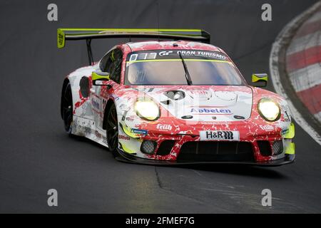 08 mai 2021, Rhénanie-Palatinat, Nürburg: À la course de qualification ADAC 24h-Race la Porsche 911 GT3 de Team Frikadelli Racing avec Patrick Pilet Frédéric Makowiecki, Maxime Martin et Dennis Olsen, passe la Nordschleife du Nürburgring. Photo: Thomas Frey/dpa Banque D'Images