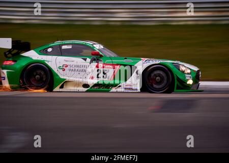 08 mai 2021, Rhénanie-Palatinat, Nürburg: La Mercedes AMG GT3 de l'équipe Space Drive Racing avec Dominik Farnbacher, DarrenTurner, Tim Scheerbarth et Philip Ellis se mêle et des étincelles lors de la qualification pour la course de 24h dans la section 'Kleines Karussell' du Nürburgring-Nordschleife. Photo: Thomas Frey/dpa Banque D'Images