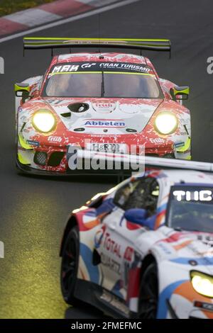 08 mai 2021, Rhénanie-Palatinat, Nürburg: À la course de qualification ADAC 24h-Race la Porsche 911 GT3 de Team Frikadelli Racing avec Patrick Pilet Frédéric Makowiecki, Maxime Martin et Dennis Olsen, passe la Nordschleife du Nürburgring. Photo: Thomas Frey/dpa Banque D'Images