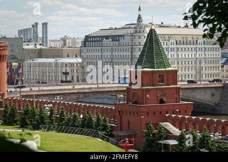 Vue depuis le Kremlin de Moscou avec la tour Petrovskaya du Kremlin sur la droite, l'hôtel Baltschug Kempinski en arrière-plan et le pont de Bolchoy Moskvoretskiy Banque D'Images