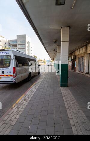 21-04-2021. hadera-israël. Vue sur les quais à passagers de la gare centrale d'Hadera Banque D'Images