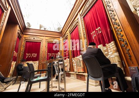 26-04-2021. jérusalem-israël. Longue exposition d'une pièce de cercueils couverts de rideaux de velours contenant des parures de Torah, dans une grotte près du Wal occidental Banque D'Images