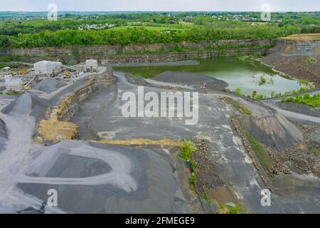 Mine à ciel ouvert le plan global avec l'exploitation minière du minerai, l'exploitation minière de grande taille en cours, travaillant dans une carrière industrielle Banque D'Images