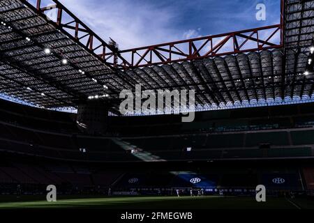 Stade San Siro avec logo Inter en lumière pendant le championnat italien série UN match de football entre FC Internazionale et UC Sampdoria le 8 mai 2021 au stade Giuseppe Meazza à Milan, Italie - photo Morgese-Rossini / DPPI Banque D'Images