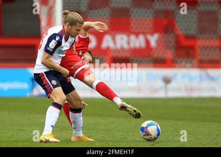 Crawley, Royaume-Uni. 08 mai 2021. Jack Powell de Crawley Town (R) détient Lloyd Isgrove de Bolton Wanderers (L). EFL Skybet football League Two Match, Crawley Town et Bolton Wanderers au People's Pension Stadium de Crawley, West Sussex, Angleterre, le samedi 8 mai 2021. Cette image ne peut être utilisée qu'à des fins éditoriales. Utilisation éditoriale uniquement, licence requise pour une utilisation commerciale. Aucune utilisation dans les Paris, les jeux ou les publications d'un seul club/ligue/joueur.pic par Steffan Bowen/Andrew Orchard sports Photography/Alay Live News crédit: Andrew Orchard sports Photography/Alay Live News Banque D'Images