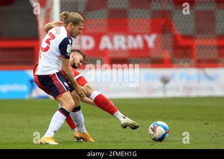 Crawley, Royaume-Uni. 08 mai 2021. Jack Powell de Crawley Town (R) détient Lloyd Isgrove de Bolton Wanderers (L). EFL Skybet football League Two Match, Crawley Town et Bolton Wanderers au People's Pension Stadium de Crawley, West Sussex, Angleterre, le samedi 8 mai 2021. Cette image ne peut être utilisée qu'à des fins éditoriales. Utilisation éditoriale uniquement, licence requise pour une utilisation commerciale. Aucune utilisation dans les Paris, les jeux ou les publications d'un seul club/ligue/joueur.pic par Steffan Bowen/Andrew Orchard sports Photography/Alay Live News crédit: Andrew Orchard sports Photography/Alay Live News Banque D'Images