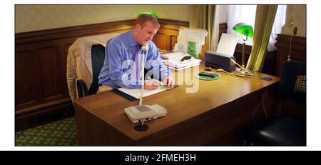 Charles Kennedy chef des libéraux-démocrates dans son bureau À Westminster avant leur conférence de groupe à Brighton.pic David Sandison 19/9/2003 Banque D'Images
