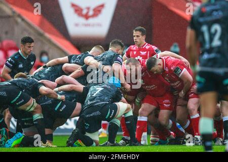 Llanelli, Royaume-Uni. 8 mai 2021. Les packs s'engagent à la mêlée lors du match de rugby Scarlets v Ospreys PRO14 Rainbow Cup. Crédit : Gruffydd Thomas/Alay Live News Banque D'Images
