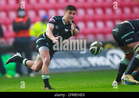 Llanelli, Royaume-Uni. 8 mai 2021. Ospreys scrum Half Matthew Aubrey passe le ballon pendant le match de rugby Scarlets v Ospreys PRO14 Rainbow Cup. Crédit : Gruffydd Thomas/Alay Live News Banque D'Images