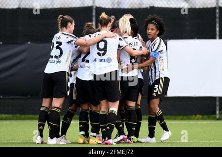 Vinovo, Italie. 08 mai 2021. Barbara Bonansea de Juventus FC fête avec ses coéquipiers après avoir marquant un but lors du match de football féminin Serie entre Juventus FC et SSD Napoli. Juventus FC a remporté 2-0 victoires sur SSD Napoli. Credit: Nicolò Campo/Alay Live News Banque D'Images